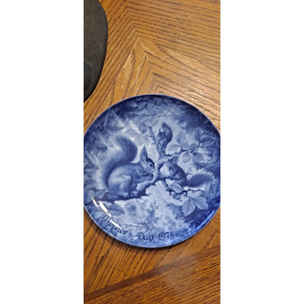 Berlin Design Muttertag 1974 Wall Plate Squirrels  7 1/2"‎